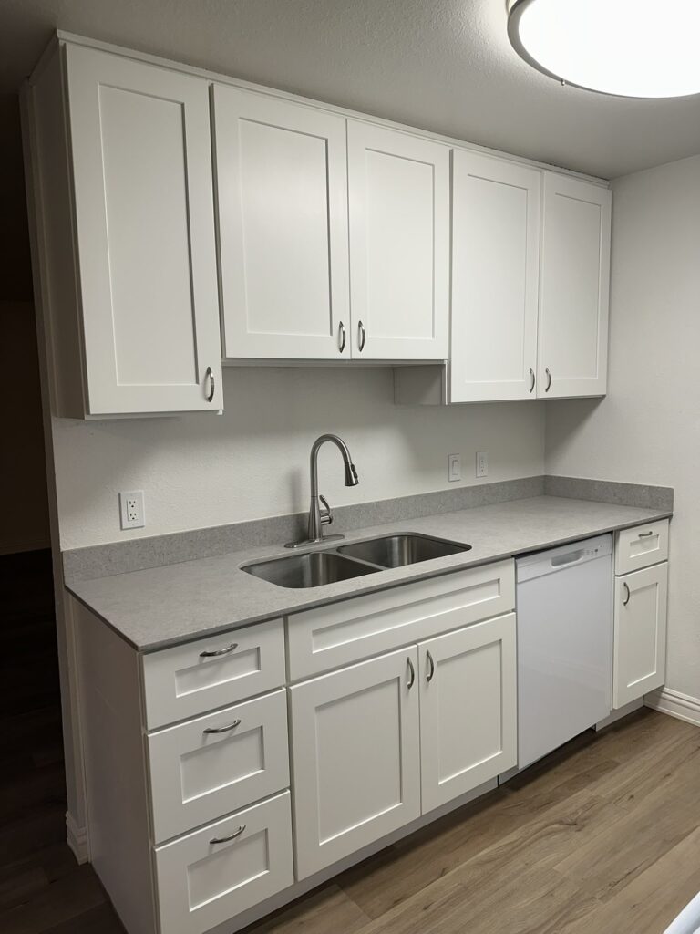 Kitchen with full size appliances at Sherwood Glen