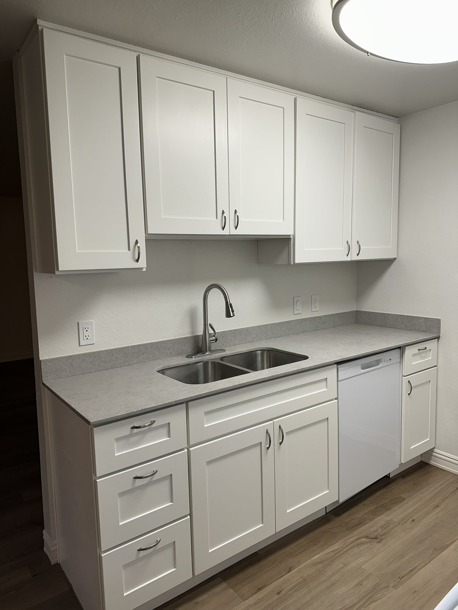 Kitchen with full size appliances at Sherwood Glen